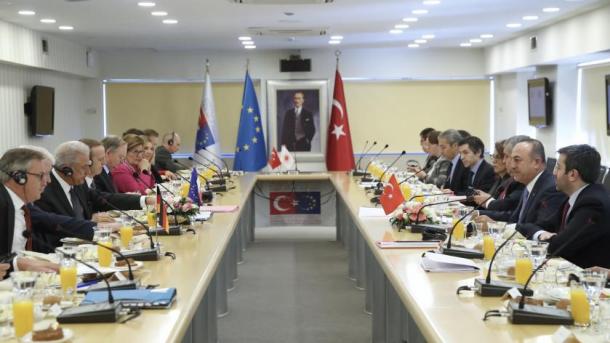 Çavuşoğlu avropalı rəsmilərlə köç məsələsini müzakirə etdi