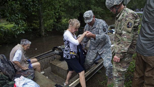 Perdieron la vida 3 personas y la otra fue declarada desaparecida en las inundaciones en EEUU