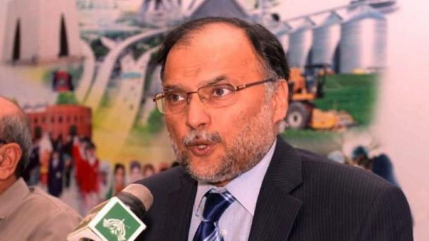 قربانیاں دیتے ہوئے دہشت گردی کیخلاف جنگ میں فتح حاصل کی ہے، کراچی میں امن قائم ہوچکا ہے: احسن اقبال