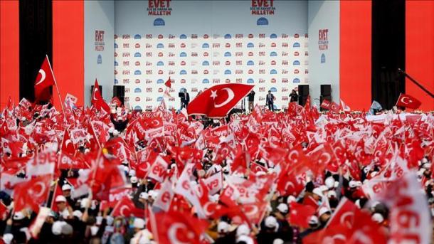 Erdogan tient un meeting géant à Istanbul à une semaine du référendum
