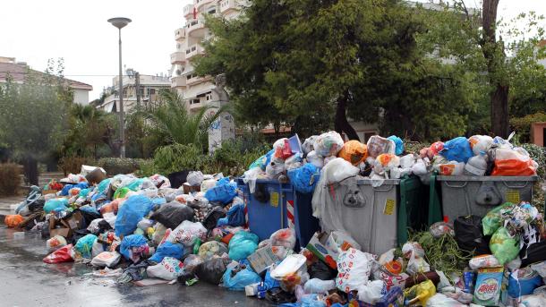 Greqi - Vazhdon greva e punonjësve të shërbimeve komunale