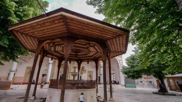 Husrev Bey camii 2-Saraybosna.jpg