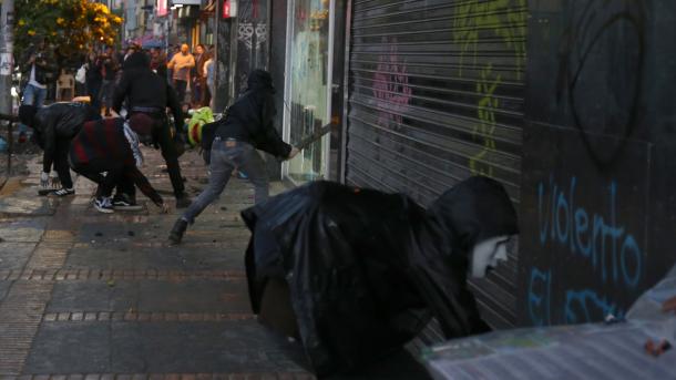Los disturbios estudiantiles en Colombia dejan policías heridos