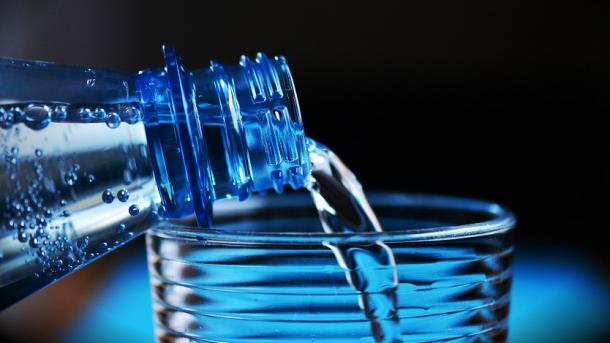 Studim – Uji në shishe i shumë markave të njohura, i ndotur me grimca plastike
