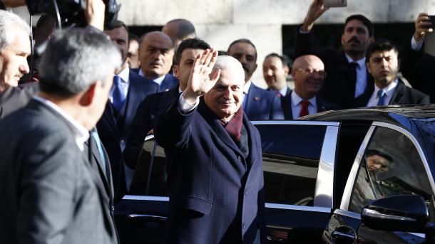 Binali Yildirim i dorëzon postin e kryeparlamentarit deputetit të MHP-së, Celal Adan