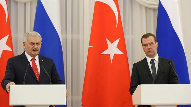 Kryeministri Yildirim shpreh ngushëllime homologut të tij rus Medvedev