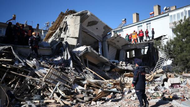 O mundo solidariza com a Turquia após o forte terremoto em Elazig