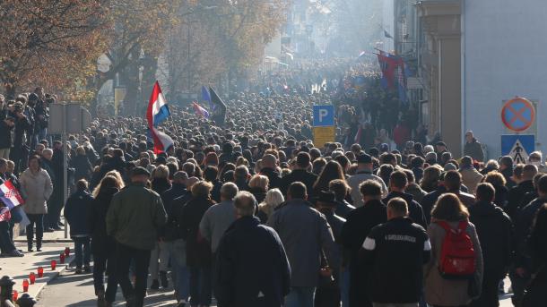 Tisuće građana u Koloni sjećanja obilježava 25. godišnjicu pada Vukovara