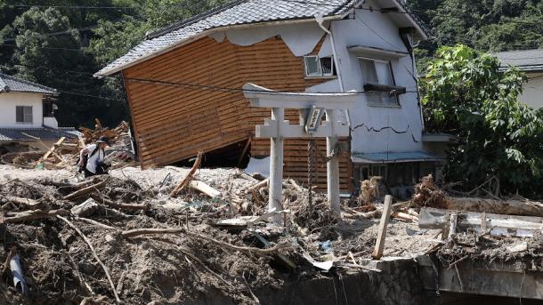 Ýaponiýadaky tebigy apatlarda ýogalanlaryň sany 300 adamdan geçdi