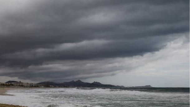 Ondas gigantes arrancaram varandas de um prédio em Tenerife