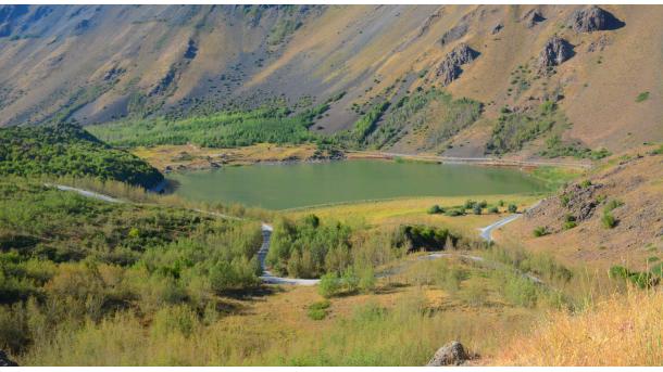 El lago de cráter más grande del mundo atrae cada vez más visitantes