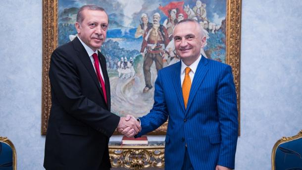 Erdogani uron Metën për zgjedhjen President i Shqipërisë, e fton në Turqi