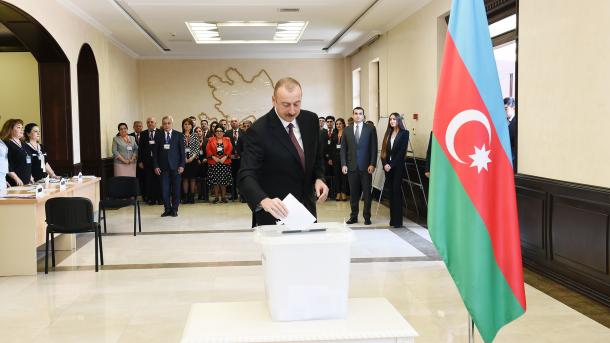 Ilham Aliýew sesleriň 86.09 göterimini alyp ýaňadandan prezidentlige saýlandy