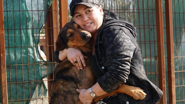 障害を持つ犬のために教師の職を捨てたひとりの女性