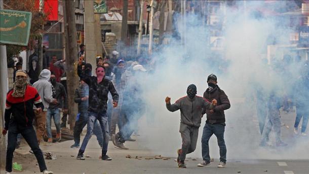 په جموکشمیر کې د پولیسو او جلا غوښتونکو ترمنځه سخته نښته شوې