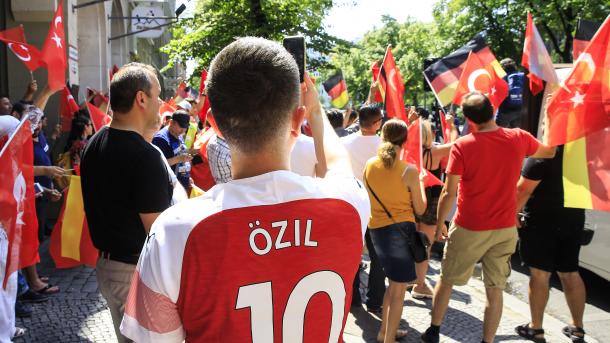 almanya ozil'e destek gosterisi1.jpg