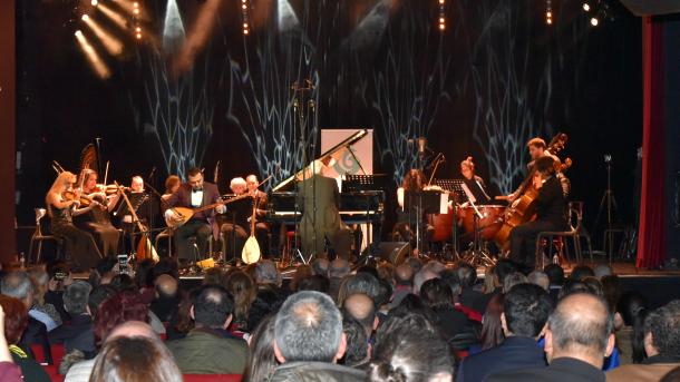 Turkish Chamber Orchestra interpretiert Werke von Mozart, Asik Veysel, Chris Rea