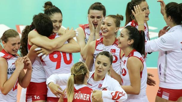 Woleýbolçy gyzlar ýarym finala gatnaşmaga hukuk gazandy