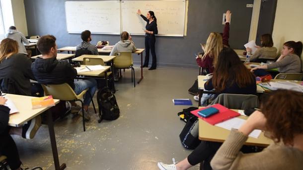 El bilingüismo a edad temprana contribuye a reducir síntomas de la dislexia, según un estudio