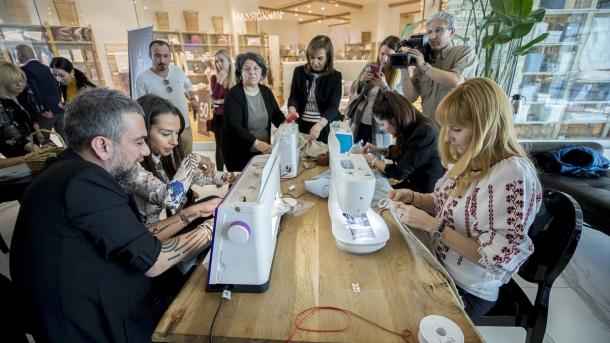 【国際女性デー】 トルコ駐在の大使夫人が少女たちの未来のために「クッション」をデザイン
