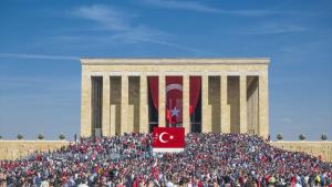 თურქეთის რესპუბლიკის დაარსების 100 წლისთავზე ასი ათასობით ადამიანი ანითქაბირს ეწვია.