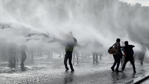 Miles de franceses protestan la obligación de la vacuna de Covid-19 en algunas profesiones