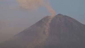 Indonesia: evacuados 2.000 habitantes por la erupción del volcán Semeru en la isla de Java