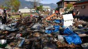 Continúan los esfuerzos de socorro tras el terremoto y tsunami en Indonesia