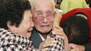 Familias de las dos Coreas se reúnen por primera vez en más de 60 años