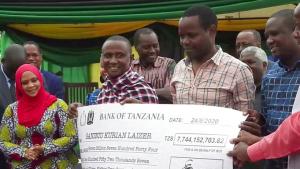 Tanzaniyä şaxtaçısı öçençe tapqır millionnarça dollarlıq taş taptı