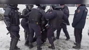 俄罗斯警察殴打抗议战争的示威者