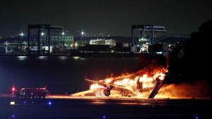 Aereo in fiamme sulla pista dell'aeroporto di Tokyo Haneda