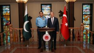 Hulusi Akar Pokiston Havo kuchlari qo’mondoni Zohir Ahmad Sidhuni qabul qildi