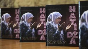 Животот на Хатиџе Мехмедовиќ, една од симболите на Сребреница стана книга