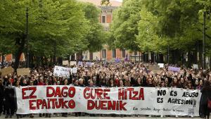 Miles de personas se manifiestan en Pamplona bajo el lema "No es abuso es violación"
