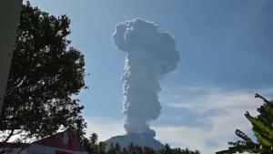 انڈونیشیا کے شمالی مالوکو صوبے میں ایبو آتش فشاں میں دھماکہ