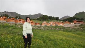 زنی در ترکیه دهکده توریستی ساخت