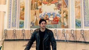 Burak Özçivit inicia uma turnê histórica antes da série turca "Diriliş Osman"