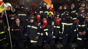 Os bombeiros de França não aceitam a vacinação obrigatória e mantêm a greve contra essa obrigação