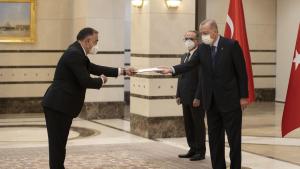 ezerbeyjanning enqere bash elchisi erdoghangha ishench xétini sundi