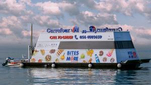 Úszó szupermarketet nyit a Carrefour Dubajban