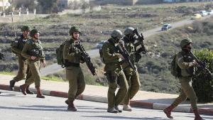 الجنود الإسرائيليون يحتجزون نحو 150 فلسطينياً داخل ملعب بمدينة البيرة في الضفة الغربية