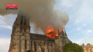Пожар в катедралата Нотр Дам...
