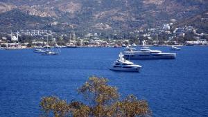 Υπερπολυτελείς θαλαμηγοί στους όρμους του Μπόντρουμ