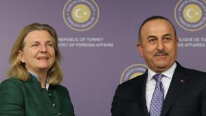 Çavuşoğlu spricht mit Kneissl über das "Symbole-Gesetz" von Österreich