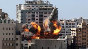 Israele bombarda grattacielo sede di al-Jazeera e media a Gaza