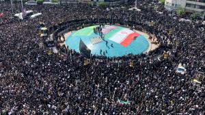 伊朗民众为总统和外长举行葬礼礼拜