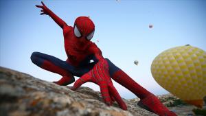 カッパドキアにやって来た「スパイダーマン」、観光客の注目を浴びる