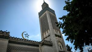 Visite surprise du président français Emmanuel Macron à la Grande Mosquée de Paris