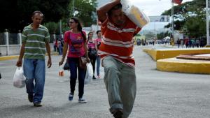 Venezolanos cruzan a la colombiana Cúcuta para comprar alimentos y medicinas